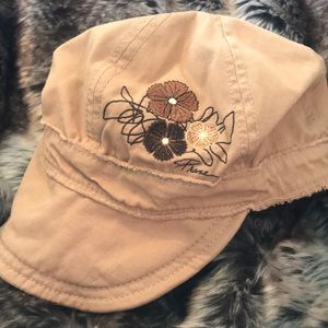 Cute tan hat w bendable brim